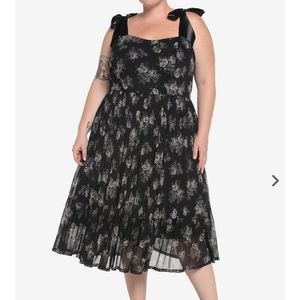 Hot Topic Black Floral Mesh Midi Dress Plus Size (size 4)